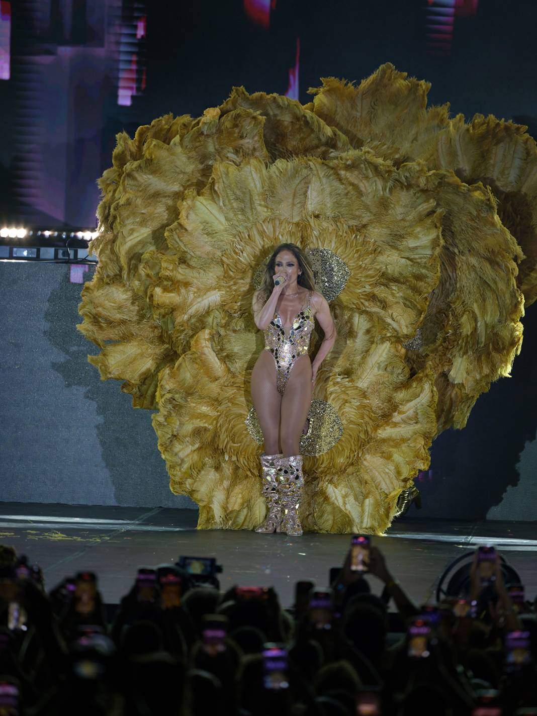 Jennifer Lopez Antalya’yı salladı: Göz kamaştıran performans! Doğum gününü sahnede kutladı 16